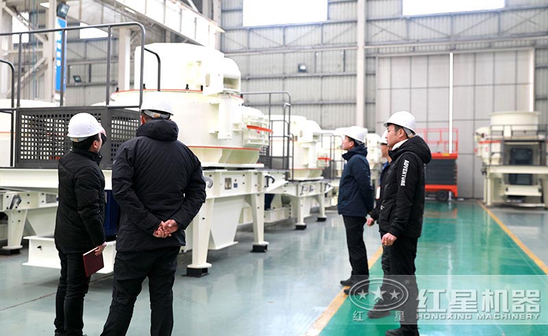 用戶(hù)來(lái)廠考察制砂機(jī)生產(chǎn)車(chē)間 用戶(hù)來(lái)廠考察制砂機(jī)生產(chǎn)車(chē)間