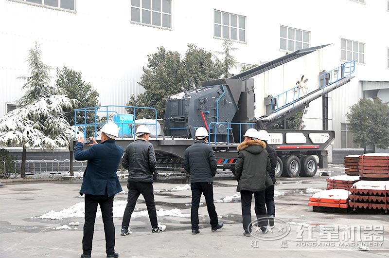 用戶來廠考察移動制砂機 用戶來廠考察移動制砂機