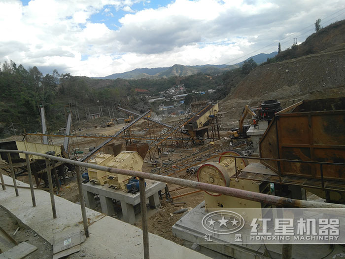 采用顎式破碎機和反擊式破碎機的生產(chǎn)現(xiàn)場安裝現(xiàn)場 采用顎式破碎機和反擊式破碎機的生產(chǎn)現(xiàn)場安裝現(xiàn)場