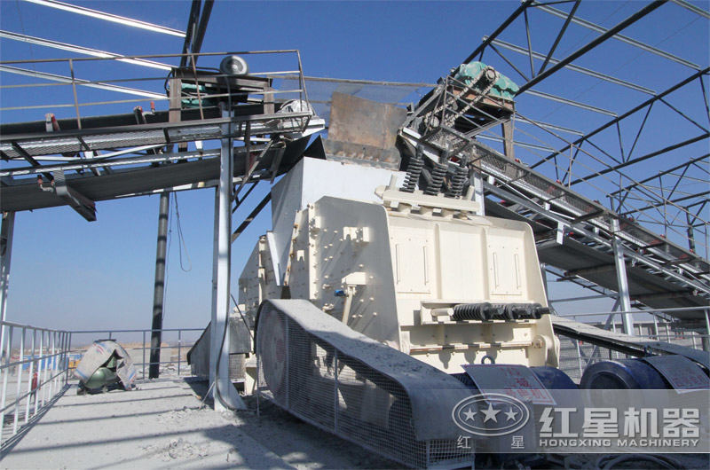 反擊式破碎機(jī)工作現(xiàn)場 反擊式破碎機(jī)工作現(xiàn)場