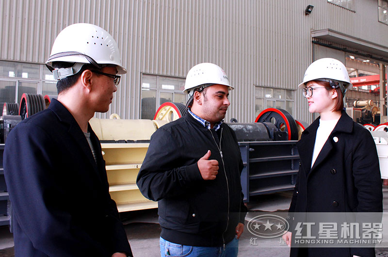 客戶前來購(gòu)買機(jī)器