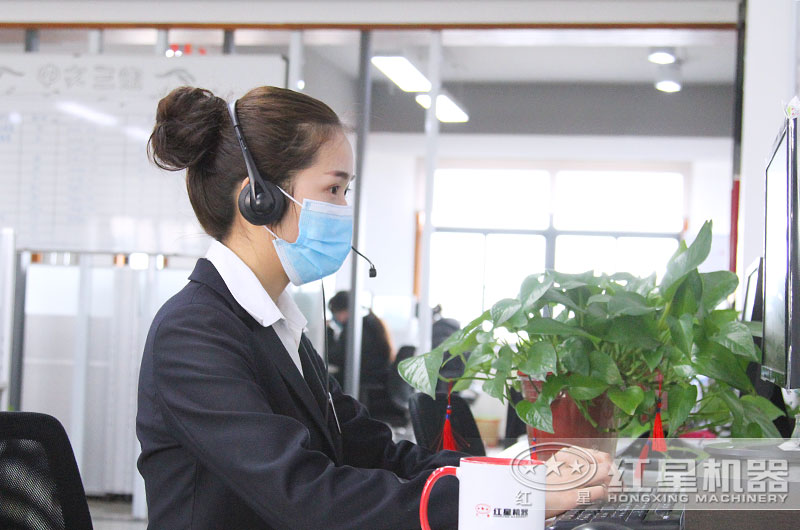 24小時(shí)客服全身心工作，用專注點(diǎn)亮了責(zé)任