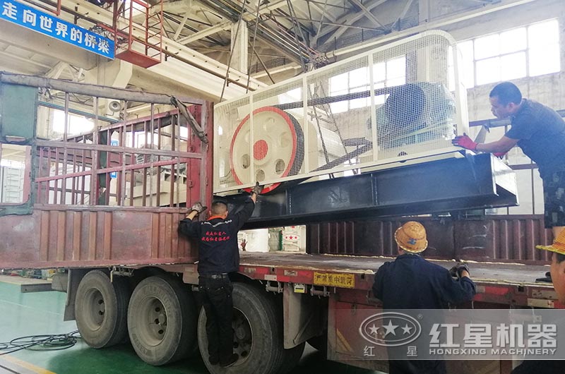 輥式制砂機發(fā)貨現(xiàn)場 輥式制砂機發(fā)貨現(xiàn)場