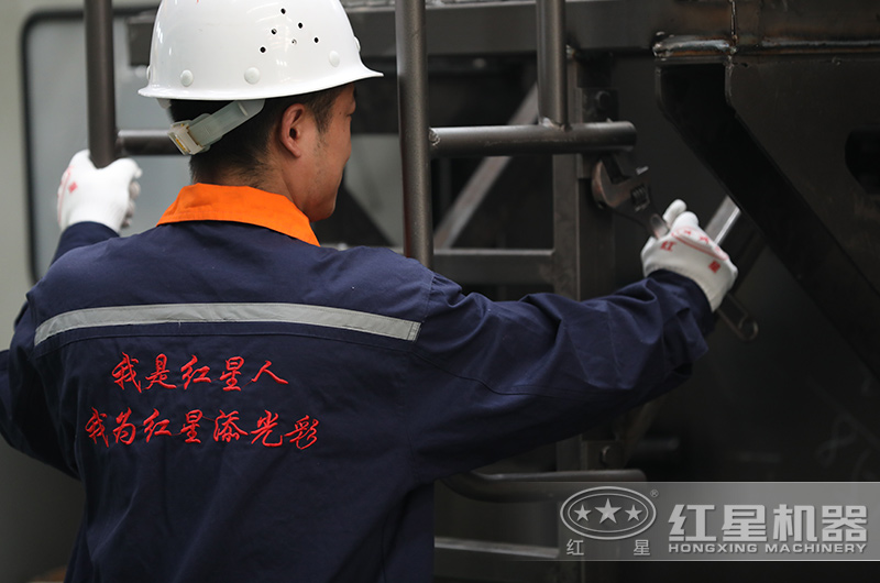 技術(shù)車間師傅在維護(hù)設(shè)備中 技術(shù)車間師傅在維護(hù)設(shè)備中