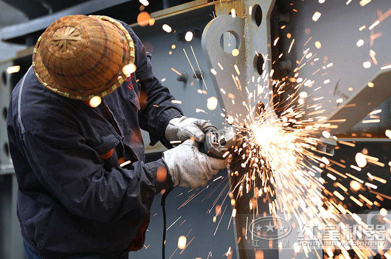 車間師傅在認(rèn)真進(jìn)行焊接工作中 車間師傅在認(rèn)真進(jìn)行焊接工作中