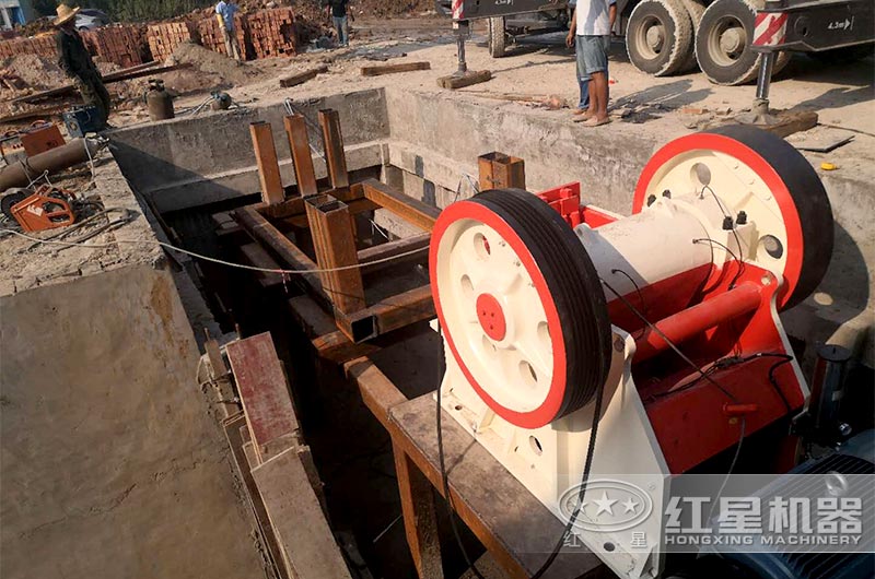 顎式破碎機安裝現(xiàn)場 顎式破碎機安裝現(xiàn)場