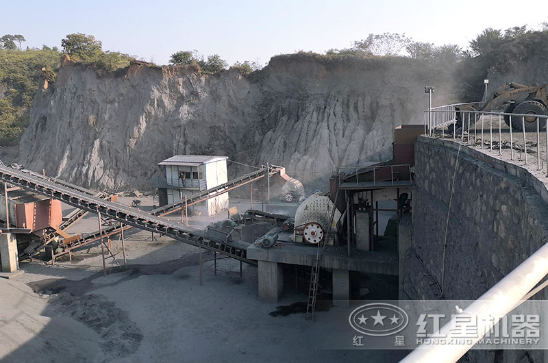 1214重錘破生產(chǎn)現(xiàn)場，破碎煤矸石