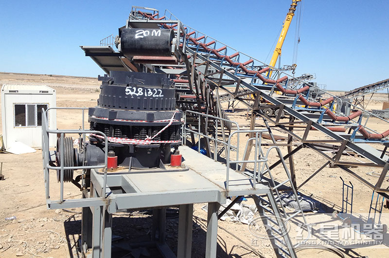 花崗巖破碎生產(chǎn)線一角，圓錐破碎機(jī)