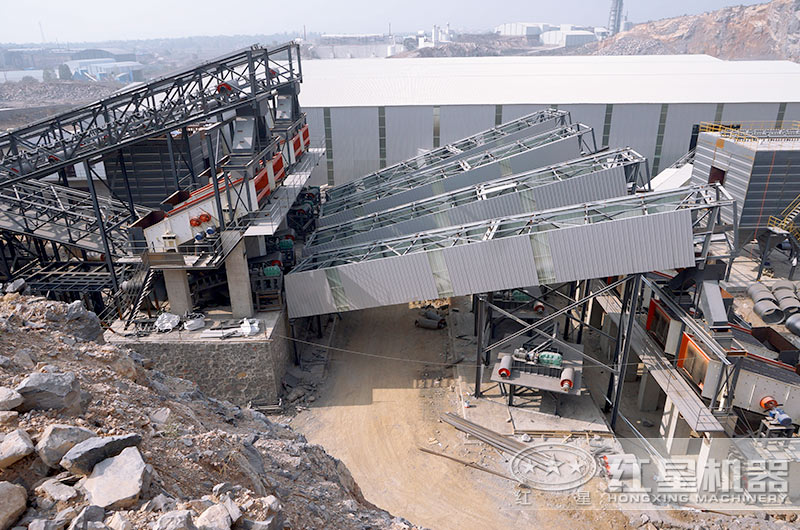 加工碎石料現(xiàn)場，符合環(huán)保標準