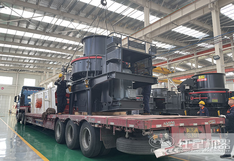 紅星機(jī)器沖擊破碎機(jī)廠家直銷，發(fā)貨現(xiàn)場(chǎng)