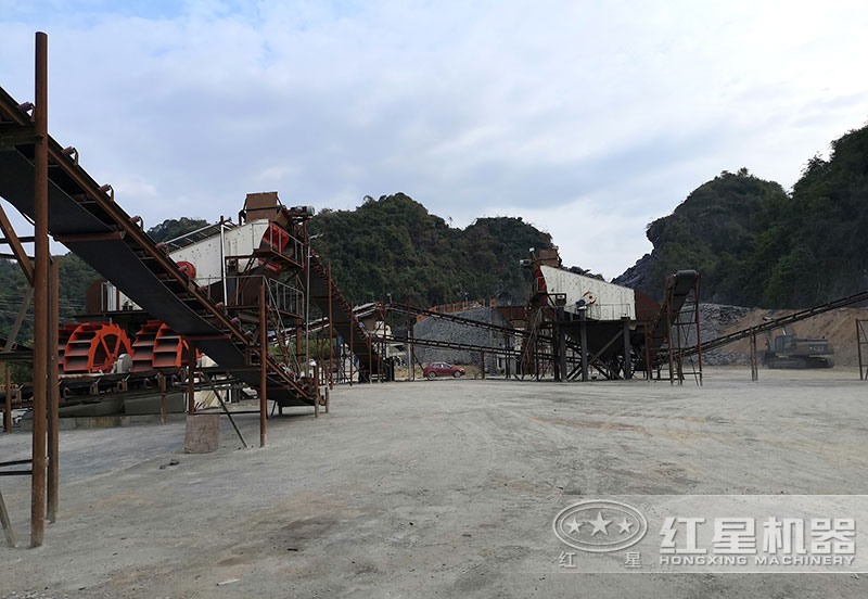 方案三配置現(xiàn)場：破碎機(jī)+制砂機(jī)+洗砂機(jī)，費(fèi)用80萬以上