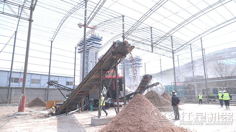 移動(dòng)石子制砂機(jī)拉到現(xiàn)場(chǎng)就地作業(yè)，整機(jī)一體化