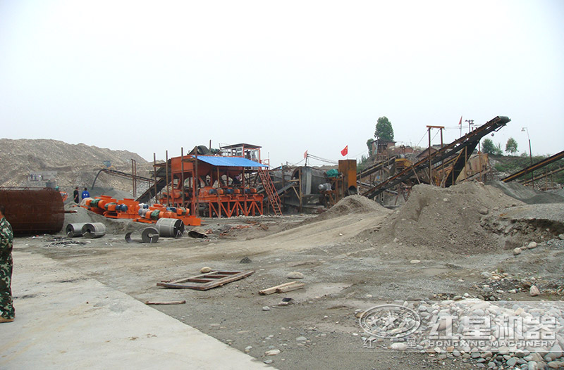 多臺(tái)小型液壓對(duì)輥破碎機(jī)聯(lián)合作業(yè)現(xiàn)場 多臺(tái)小型液壓對(duì)輥破碎機(jī)聯(lián)合作業(yè)現(xiàn)場