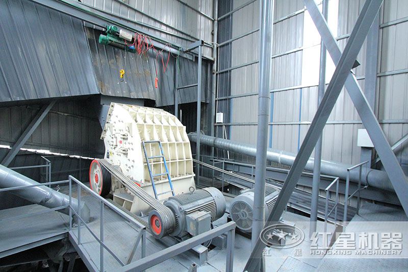 錘式破碎機(jī)安裝現(xiàn)場(chǎng)，僅需一臺(tái)設(shè)備足以