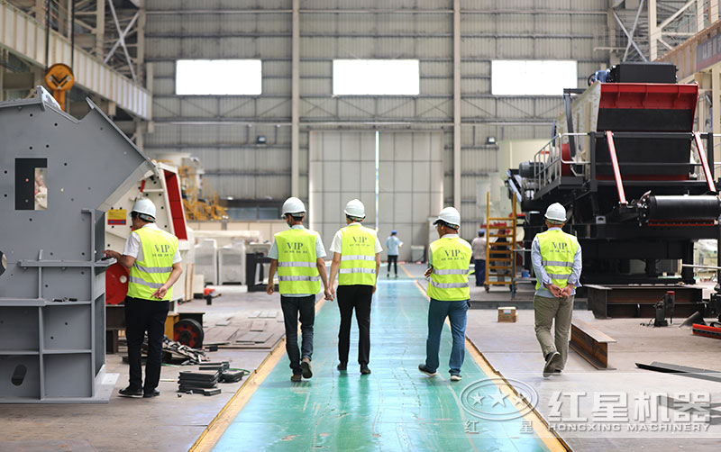 紅星機器粉石頭沙的粉碎機車間現(xiàn)貨，客戶考察